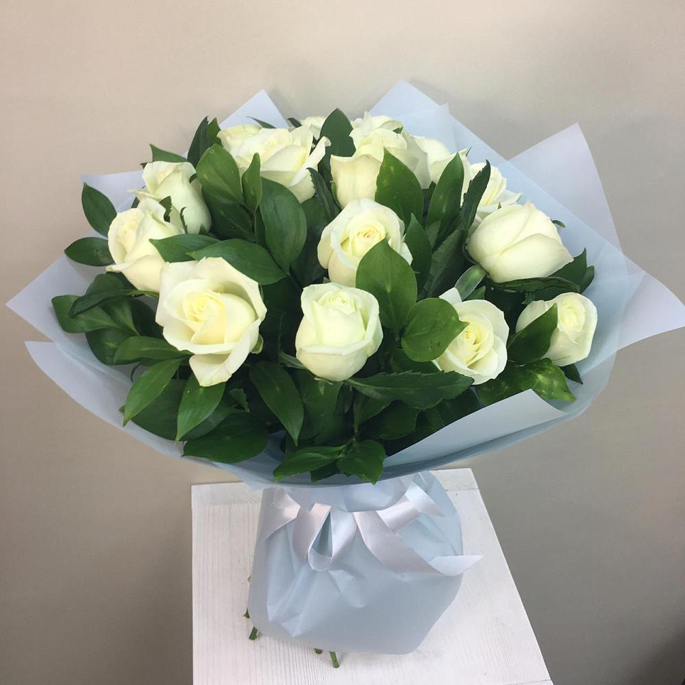 Букет 15 Белых роз Проуд в Петровском