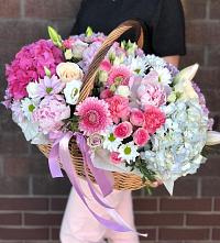 Композиция солнечный день в Петровском Цветочная композиция из Розы, Хризантемы, Пионы и Лизиантусы в корзине в Петровском