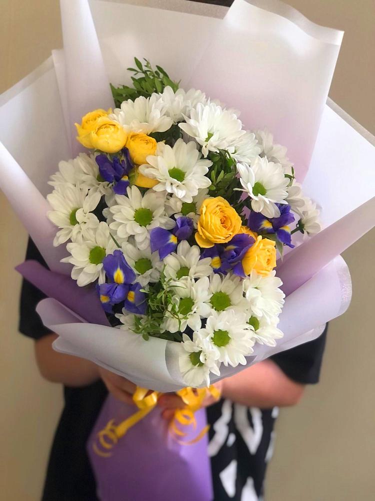 Букет цветов из: Ирисы, Хризантемы и Розы в Петровском