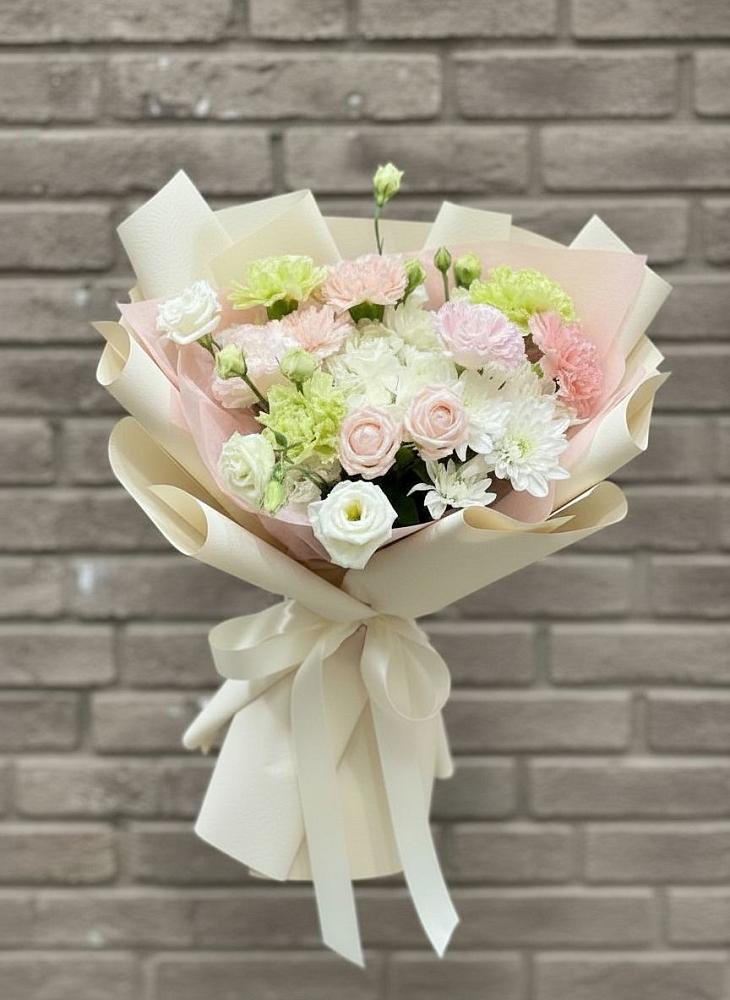 Букет цветов из: Гвоздики, Розы, Лизиантусы и Хризантемы в Петровском