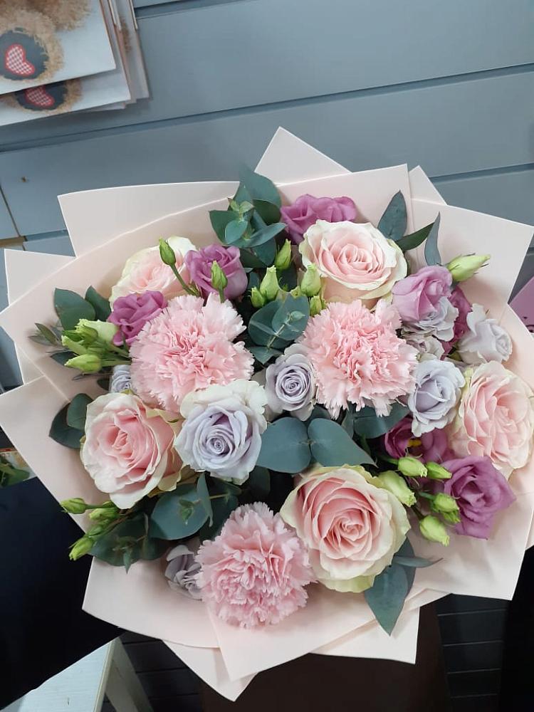 Букет цветов из: Розы, Гвоздики и Лизиантусы в Петровском